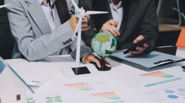 Ofiste çalışan iş adamları