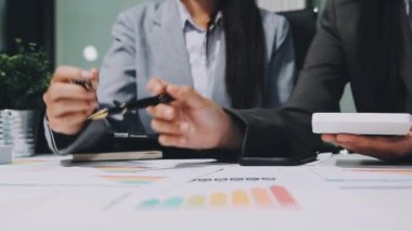 İş ekibi mali raporlarla ilgili bir toplantı üzerinde çalışıyor.