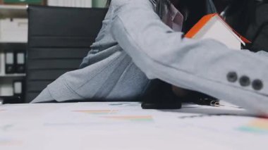 İş adamları proje üzerinde çalışıyorlar.