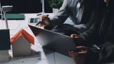 Ofiste çalışan iş adamı