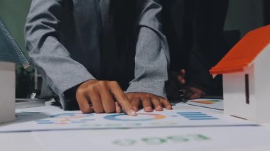 İş adamları iş yerindeki bir toplantı hakkında tartışıyor ve beyin fırtınası yapıyorlar.