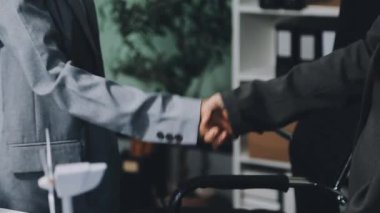 Modern ofiste iş adamları el sıkışır. iş kavramı