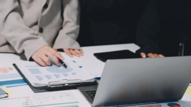 İş ekibi toplantısı ve beyin fırtınası.