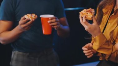 pizza ile genç kız