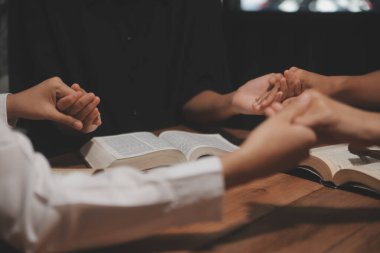 Hıristiyan grup İncil 'le Tanrı' ya dua ediyor ve İncil 'i paylaşıyorlar. Tanrı için inanç kavramı.