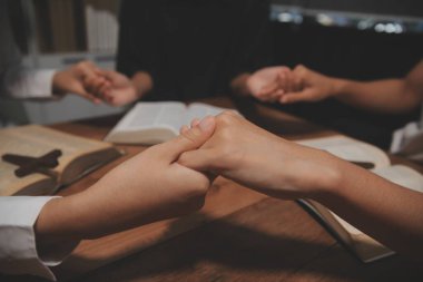 Hıristiyan grup İncil 'le Tanrı' ya dua ediyor ve İncil 'i paylaşıyorlar. Tanrı için inanç kavramı.