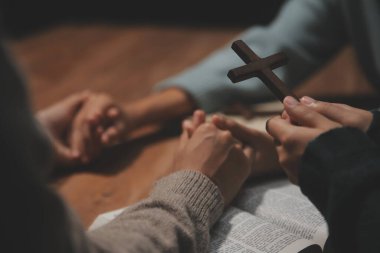 Hıristiyan grup İncil 'le Tanrı' ya dua ediyor ve İncil 'i paylaşıyorlar. Tanrı için inanç kavramı.