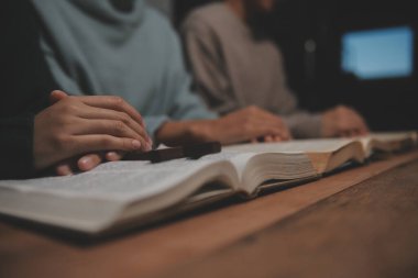 Hıristiyan grup İncil 'le Tanrı' ya dua ediyor ve İncil 'i paylaşıyorlar. Tanrı için inanç kavramı.