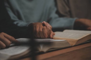 Hıristiyan grup İncil 'le Tanrı' ya dua ediyor ve İncil 'i paylaşıyorlar. Tanrı için inanç kavramı.