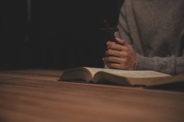Hıristiyan grup İncil 'le Tanrı' ya dua ediyor ve İncil 'i paylaşıyorlar. Tanrı için inanç kavramı.