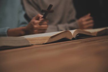 Hıristiyan grup İncil 'le Tanrı' ya dua ediyor ve İncil 'i paylaşıyorlar. Tanrı için inanç kavramı.