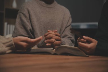 Hıristiyan grup İncil 'le Tanrı' ya dua ediyor ve İncil 'i paylaşıyorlar. Tanrı için inanç kavramı.