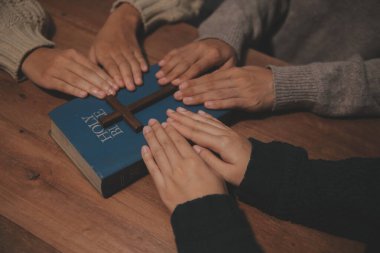 Hıristiyan grup İncil 'le Tanrı' ya dua ediyor ve İncil 'i paylaşıyorlar. Tanrı için inanç kavramı.