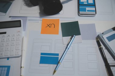 Ofisteki profesyonel iç mimar, yakın plan.