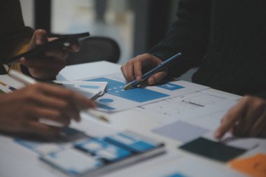 Ofisteki profesyonel iç mimar, yakın plan.