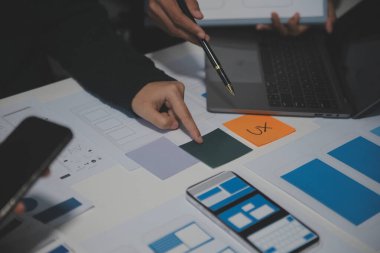 Ofisteki profesyonel iç mimar, yakın plan.