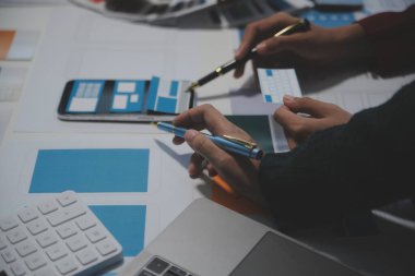 Ofisteki profesyonel iç mimar, yakın plan.