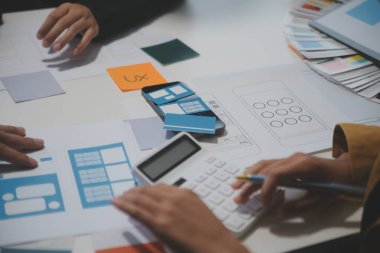 Ofisteki profesyonel iç mimar, yakın plan.