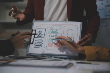 Ofisteki profesyonel iç mimar, yakın plan.