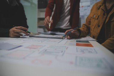 Ofisteki profesyonel iç mimar, yakın plan.