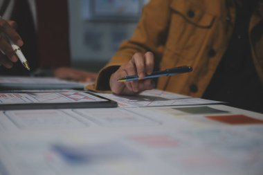 Ofisteki profesyonel iç mimar, yakın plan.