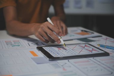 Ofisteki profesyonel iç mimar, yakın plan.