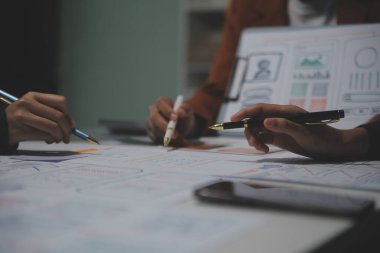 Ofisteki profesyonel iç mimar, yakın plan.