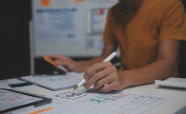 Ofisteki profesyonel iç mimar, yakın plan.