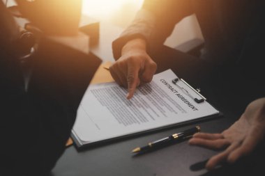 Hukuk teması, hakimin tokmağı, avukat infaz memurları, mahkemede dikkate alınan kanıtlara dayalı davalar, yasalar.