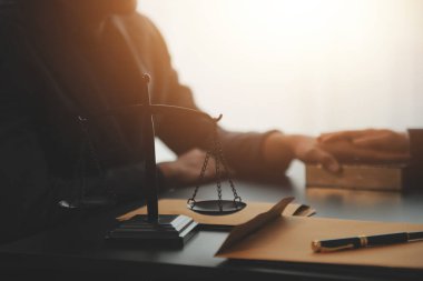 Hukuk teması, hakimin tokmağı, avukat infaz memurları, mahkemede dikkate alınan kanıtlara dayalı davalar, yasalar.