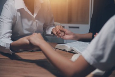 Hıristiyan grup İncil 'le Tanrı' ya dua ediyor ve İncil 'i paylaşıyorlar. Tanrı için inanç kavramı.