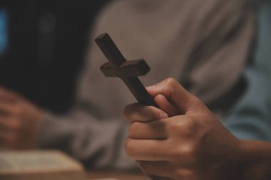 Hıristiyan grup İncil 'le Tanrı' ya dua ediyor ve İncil 'i paylaşıyorlar. Tanrı için inanç kavramı.