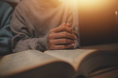 Hıristiyan grup İncil 'le Tanrı' ya dua ediyor ve İncil 'i paylaşıyorlar. Tanrı için inanç kavramı.