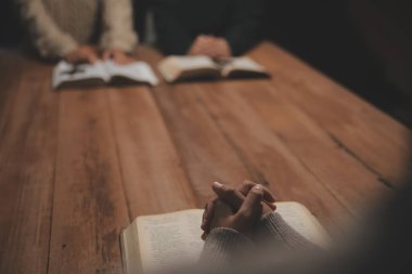 Hıristiyan grup İncil 'le Tanrı' ya dua ediyor ve İncil 'i paylaşıyorlar. Tanrı için inanç kavramı.