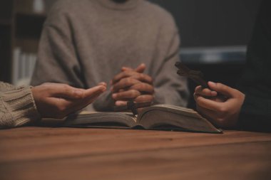 Hıristiyan grup İncil 'le Tanrı' ya dua ediyor ve İncil 'i paylaşıyorlar. Tanrı için inanç kavramı.