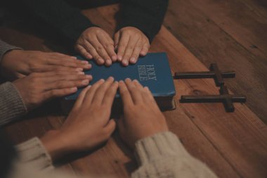 Hıristiyan grup İncil 'le Tanrı' ya dua ediyor ve İncil 'i paylaşıyorlar. Tanrı için inanç kavramı.