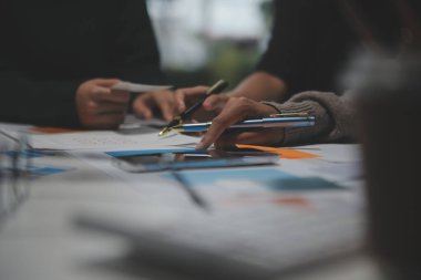 Ofisteki profesyonel iç mimar, yakın plan.