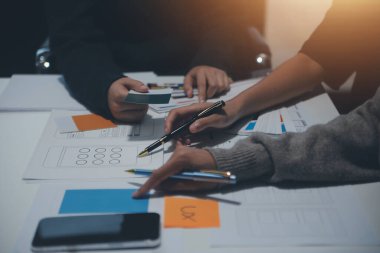 Ofisteki profesyonel iç mimar, yakın plan.