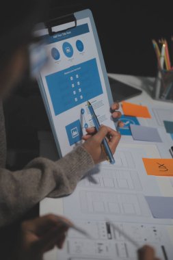 Ofisteki profesyonel iç mimar, yakın plan.