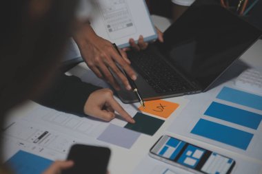 Ofisteki profesyonel iç mimar, yakın plan.