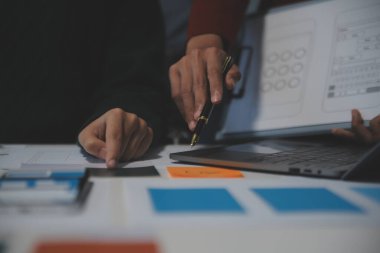 Ofisteki profesyonel iç mimar, yakın plan.