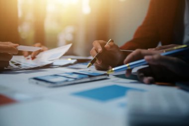 Ofisteki profesyonel iç mimar, yakın plan.