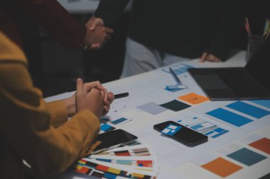 Ofisteki profesyonel iç mimar, yakın plan.