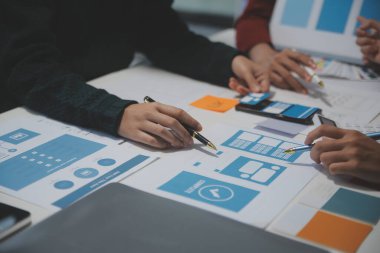 Ofisteki profesyonel iç mimar, yakın plan.