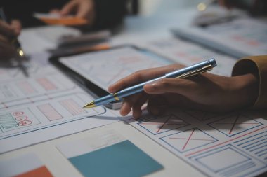 Ofisteki profesyonel iç mimar, yakın plan.