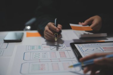 Ofisteki profesyonel iç mimar, yakın plan.