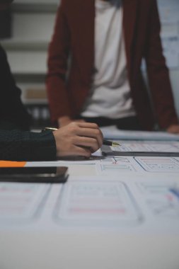 Ofisteki profesyonel iç mimar, yakın plan.