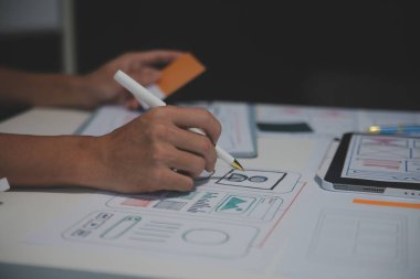 Ofisteki profesyonel iç mimar, yakın plan.