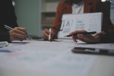 Ofisteki profesyonel iç mimar, yakın plan.