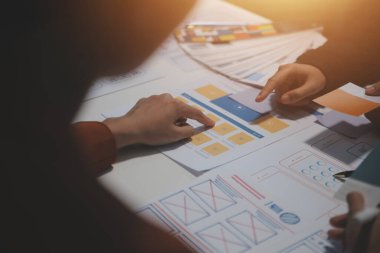 Ofisteki profesyonel iç mimar, yakın plan.